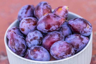 Beyaz Kasedeki Taze Erikler Yakın Çekim Görünümü