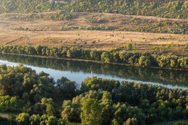 Moldova Cumhuriyeti 'nde yeşil doğayla güzel bir yaz manzarası, Doğu Avrupa' da kırsal turizm. Moldova 'daki doğal park.