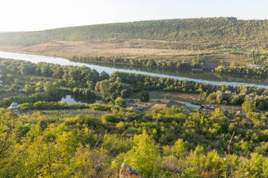 Moldova Cumhuriyeti 'nde yeşil doğayla güzel bir yaz manzarası, Doğu Avrupa' da kırsal turizm. Moldova 'daki doğal park.