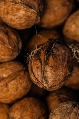 Ceviz kabuğu soyulmuş çekirdekler ve ahşap arka planda cevizler. Sağlıklı fındık yemeği. Makro. Kırık kabuklar.