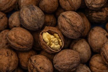 Ceviz kabuğu soyulmuş çekirdekler ve ahşap arka planda cevizler. Sağlıklı fındık yemeği. Makro. Kırık kabuklar.