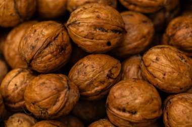 Ceviz kabuğu soyulmuş çekirdekler ve ahşap arka planda cevizler. Sağlıklı fındık yemeği. Makro. Kırık kabuklar.