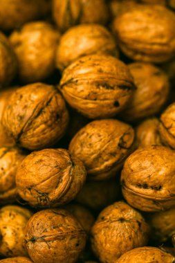 Ceviz kabuğu soyulmuş çekirdekler ve ahşap arka planda cevizler. Sağlıklı fındık yemeği. Makro. Kırık kabuklar.