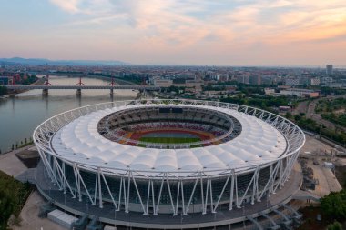 Budapeşte 23 Dünya Atletizm Şampiyonası 'na ev sahipliği yapacak olan yepyeni Budapeşte Ulusal Atletizm Merkezi' nin gökyüzü manzarası. Arka planda Tuna Nehri.