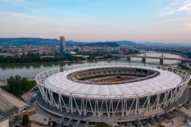 Budapeşte 23 Dünya Atletizm Şampiyonası 'na ev sahipliği yapacak olan yepyeni Budapeşte Ulusal Atletizm Merkezi' nin gökyüzü manzarası. Arka planda Tuna Nehri.
