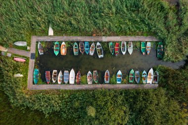 Balaton, Sajkod Körfezi 'ndeki balıkçı teknelerinin yukarıdan görünüşü.