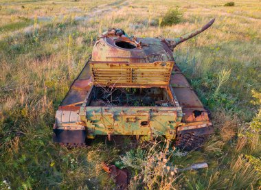 Tarımın ortasında terk edilmiş bir tankın havadan yakından görüntüsü..