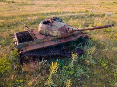 Tarımın ortasında terk edilmiş bir tankın havadan yakından görüntüsü..