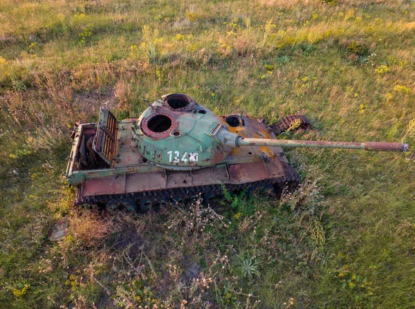 Aerial Close View Abandoned Rusted Battle Tank Middle Agricultural Field — Stock Photo, Image