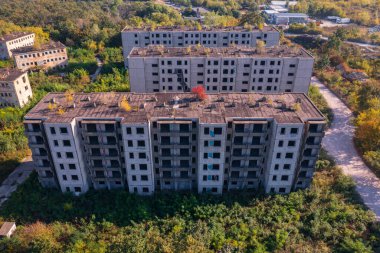 Szentkiralyszabadja, Macaristan - Terk edilmiş yerleşim yerleri hakkındaki hava manzarası, vahiysel bir hayalet kasabaya benziyor.