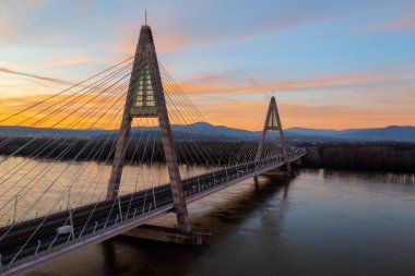 Gün batımında meşhur Megyeri köprüsünü gösteren hava manzarası..