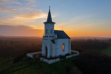 Abadszalok, Macaristan - Kunhegyes 'in dışındaki bir tepenin üzerinde duran neo-gotik St. Moric kilisesi hakkında havadan görüş.