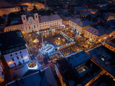 Gyor, Macaristan - 11.12.2023 - Şehrin merkezindeki Szechenyi meydanındaki Noel pazarı hakkında havadan görüş.