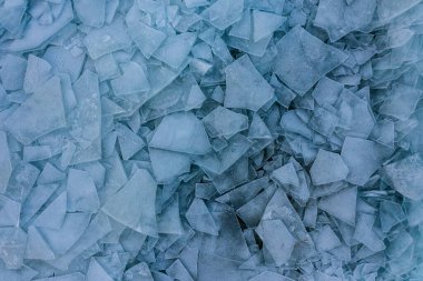 Macaristan 'ın Fonydliget kentindeki Balaton Gölü' nde biriken buz kütleleriyle ilgili hava manzarası. Soyut buz oluşum arkaplanı.