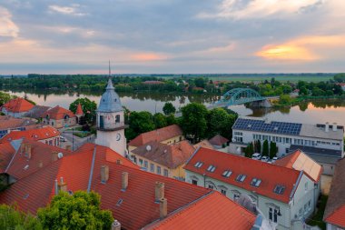 Budapeşte 'nin 50 kilometre güneyinde Rackeve-Tuna şubesi boyunca Csepel Adası' nda yer alan Macaristan 'ın küçük bir kasabası olan Rackeve' in uçak manzarası