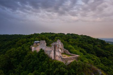 Rezi Kalesi 'nin havadan görünüşü, Macar ismi Rezi var. Rezi 'nin 1300' lerde Meleg Dağı 'nın dolomit sırtında inşa edilen bu olağanüstü turistik cazibesi.