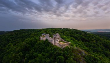 Rezi Kalesi 'nin havadan panoramik görüntüsü, Macar adı Rezi var. Rezi 'nin 1300' lerde Meleg Dağı 'nın dolomit sırtında inşa edilen bu olağanüstü turistik cazibesi.