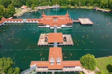 Heviz 'in termal gölü hakkındaki hava görüntüsü, biyolojik olarak aktif olan dünyadaki en büyük termal göl..