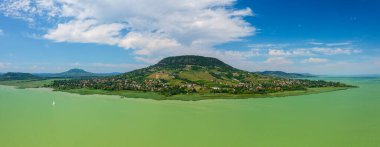 Tapolca Havzası 'ndaki en yüksek dağ olan Badacsony' nin hava panoramik manzarası Balaton Gölü 'nün kuzey kıyısında Badacsonytomaj yakınlarında yükselir..