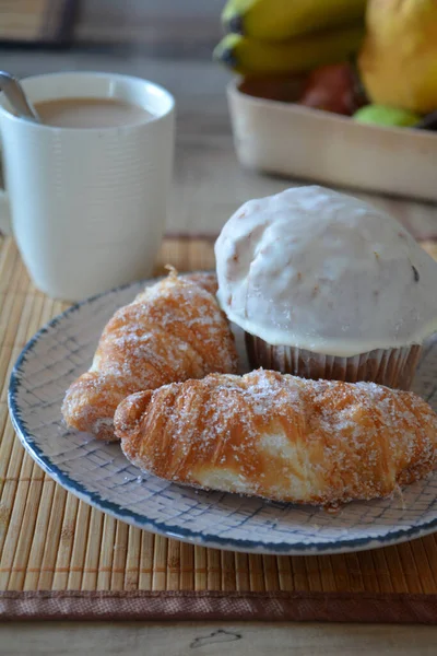 Domácí Croissanty Muffin Zdobené Bílou Čokoládou Sladká Brzda — Stock fotografie