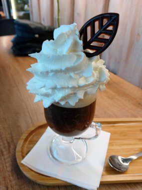 Krem şantili cam bardakta sıcak Viyana kahvesi.