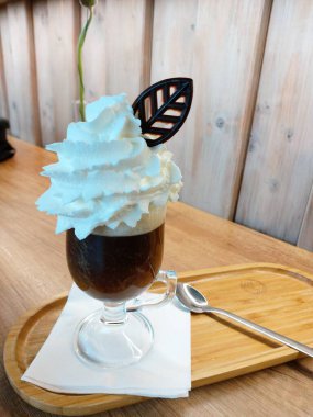 Krem şantili cam bardakta sıcak Viyana kahvesi.