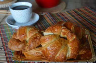 Çeşitli geleneksel Fransız kruvasanlarıyla kahvaltı, çikolatalı ekmek, rustik üzümlü üzüm taze pişmiş kruvasan ve beyaz çikolatalı kek.. 