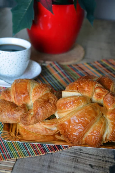 Desayuno Con Varios Croissants Franceses Tradicionales Pan Con Chocolates Uvas —  Fotos de Stock