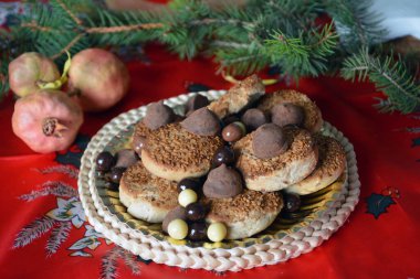 Dekore edilmiş bir tabloda bir plaka üzerinde Noel kurabiyeleri. Tatlı kurabiye tabağı Noel kutlamaları için mükemmel.