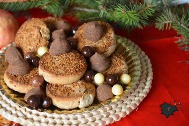 Dekore edilmiş bir tabloda bir plaka üzerinde Noel kurabiyeleri. Tatlı kurabiye tabağı Noel kutlamaları için mükemmel.