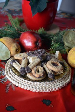 Bir tabloda bir tabakta güzel Noel kurabiyeleri görüntüsünü yakından dekore.