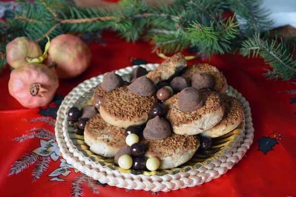 Biscotti Natale Piatto Tavolo Decorato Dessert Biscotti Piatto Perfetto Festeggiare — Foto Stock
