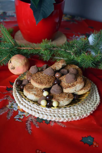 クリスマスの装飾が施されたテーブルの上の皿にクッキー クリスマスを祝うために完璧なクッキー プレートのデザート — ストック写真