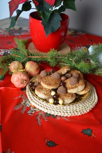 Weihnachtsplätzchen Auf Einem Teller Auf Einem Dekorierten Tisch Dessert Von — Stockfoto