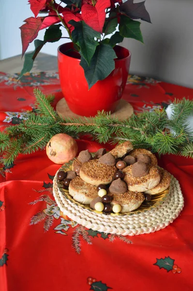 テーブルの上の皿に飾られたクリスマスのクッキーの画像をクローズ アップ素敵です — ストック写真