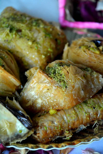 Pan Turco Oriental Dulce Con Nueces Miel Plato —  Fotos de Stock