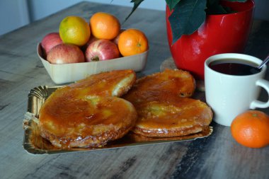 Çerez tabağında kızarmış yumurta sarısı ile kaplı poğaça palmiyeli bisküvi..