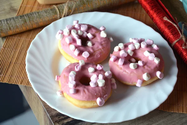 Три Пончика Розовой Глазурью Тарелке Деревянном Столе Сладкий Завтрак — стоковое фото
