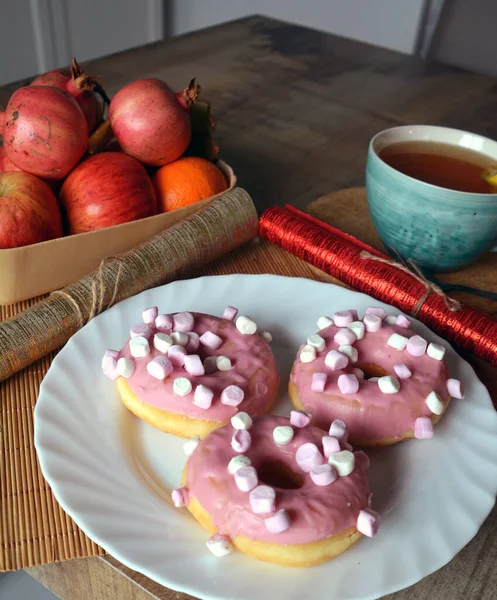 Чашка Черного Чая Лимоном Три Пончика Розовой Глазурью Тарелке Деревянном — стоковое фото