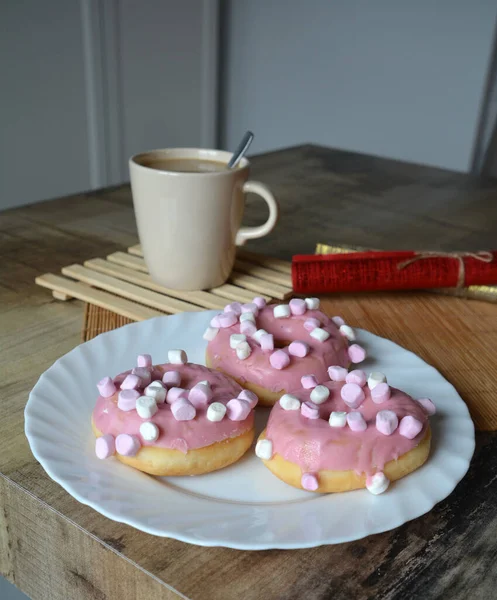 Xícara Café Com Leite Três Donuts Com Cobertura Rosa Prato — Fotografia de Stock