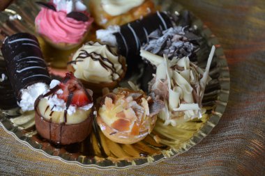 Bir tabloda bir tabakta güzel Noel kurabiyeleri görüntüsünü yakından dekore.