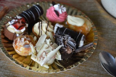 Bir tabloda bir tabakta güzel Noel kurabiyeleri görüntüsünü yakından dekore.