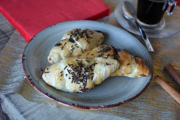 Três Croissants Caseiros Decorados Com Chocolate Preto Pequeno Almoço Doce — Fotografia de Stock