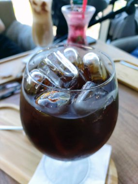 Yaz içeceği buzlu kahve ve buz..