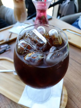 Yaz içeceği buzlu kahve ve buz..