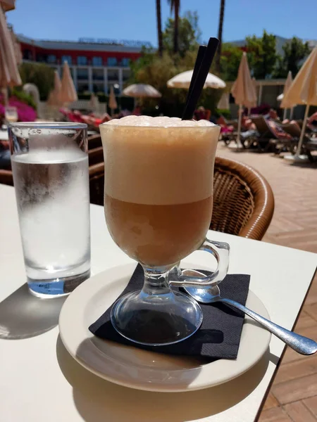 Copo Vidro Café Gelado Com Leite Batido Uma Mesa Madeira — Fotografia de Stock