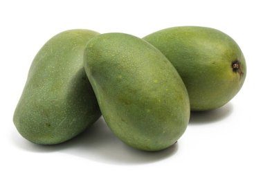 Üç taze organik yeşil mango lezzetli meyve yan görünümü beyaz arka plan kırpma yolu izole