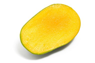 Dilimlenmiş taze organik yeşil mango lezzetli meyve tarafı görünümü beyaz arka plan kırpma yolu izole