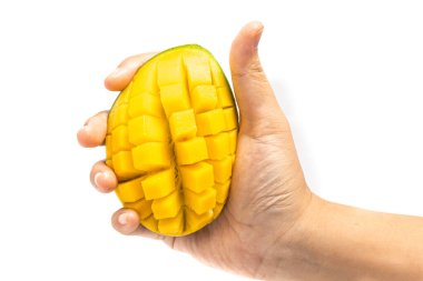 El ele tutuşup küp şeklinde kesilmiş taze organik yeşil mango lezzetli meyveler başparmağı beyaz arka plan kırpma yolunda izole edilmiş.