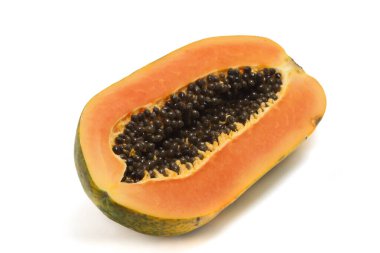 Yarısı kesilmiş taze organik papaya. Beyaz arka planda izole edilmiş lezzetli meyve.